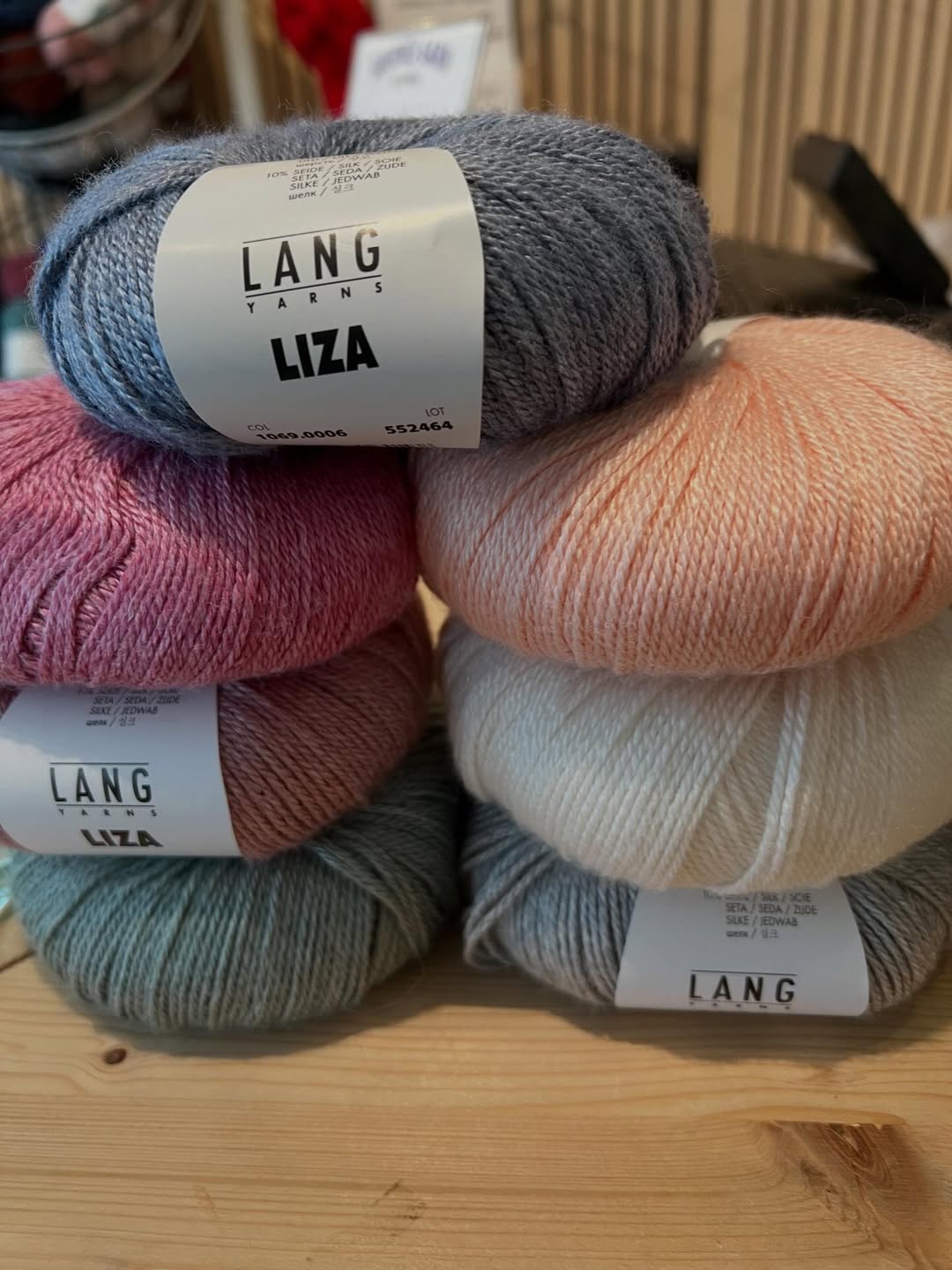 liza-fra-lang-yarns-udgar-den-bestar-af-70-bamboo-viskose-og-20-merino-wool-og-10-silke-1
