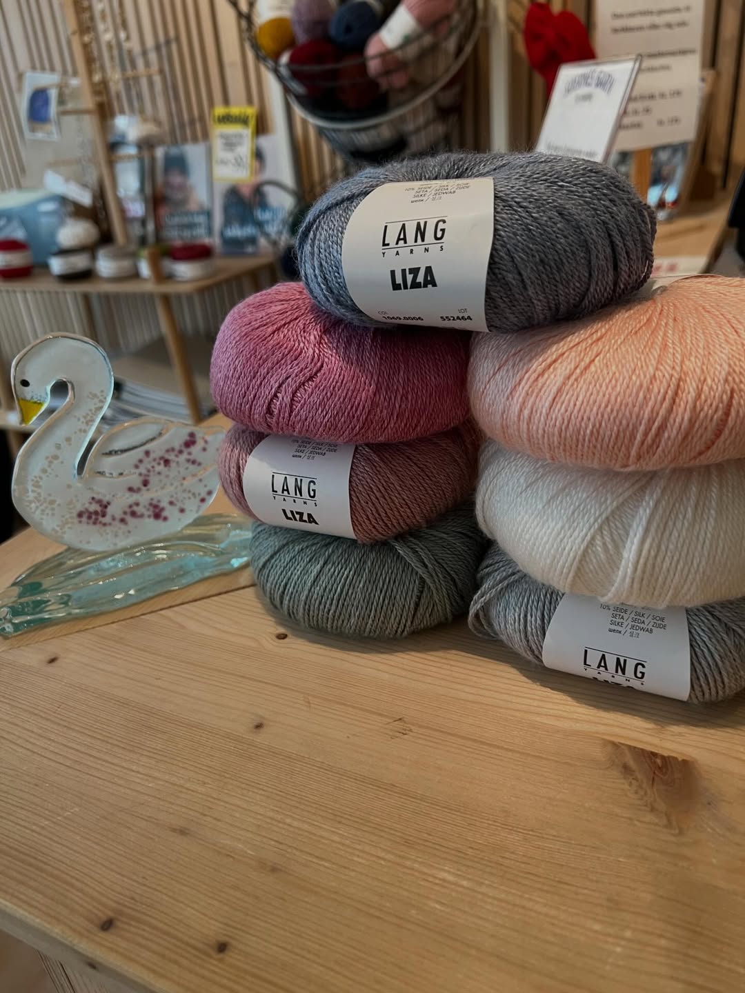 liza-fra-lang-yarns-udgar-den-bestar-af-70-bamboo-viskose-og-20-merino-wool-og-10-silke